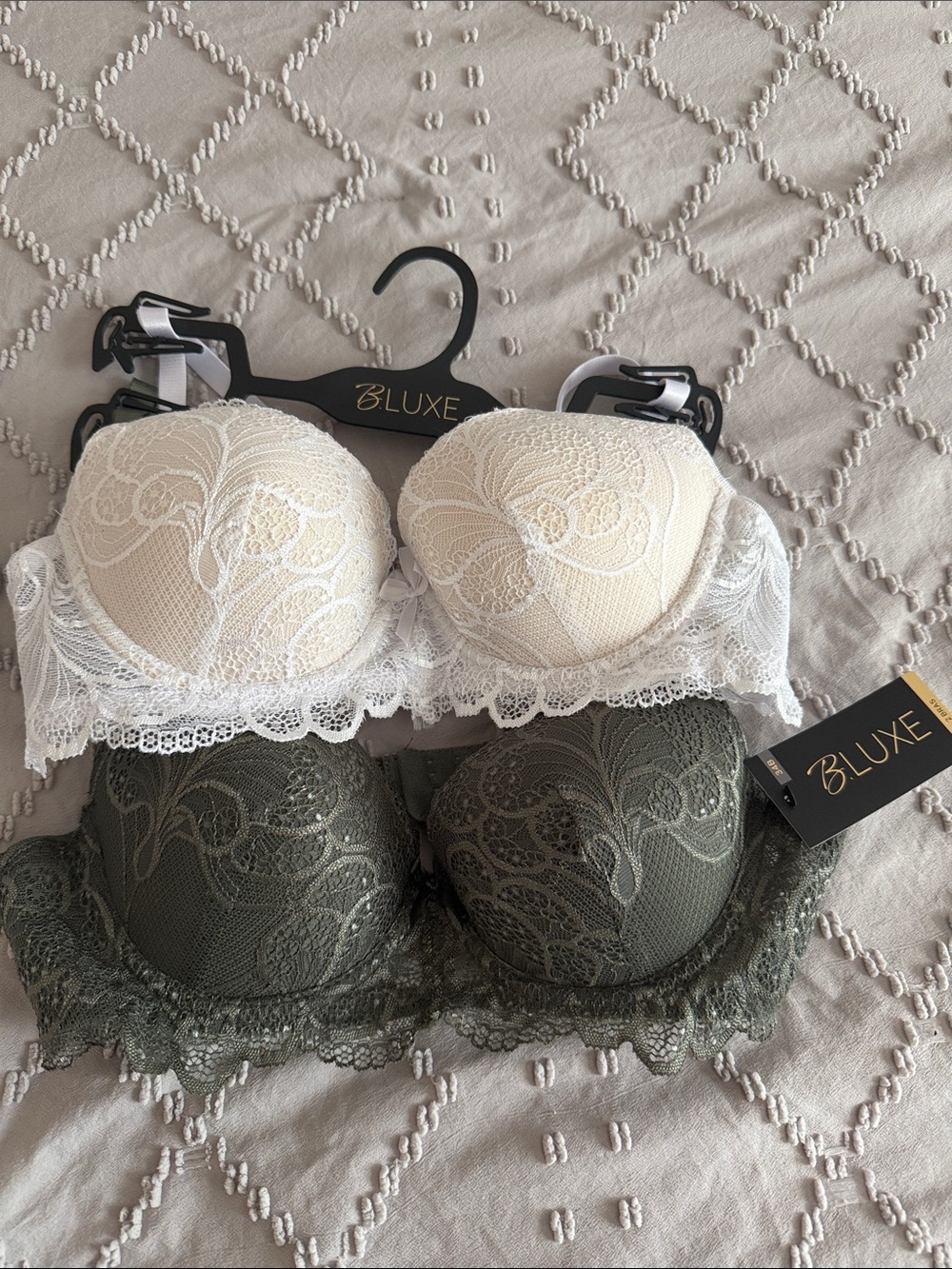 B.Luxe Lace lightly padded Push-Up Bra Set in white/Cream and Olive